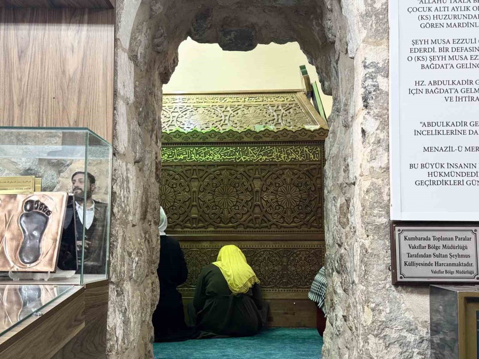 sultan-seyhmus-turbesi-ve-medresesi-binlerce-ziyaretciyi-agirliyor