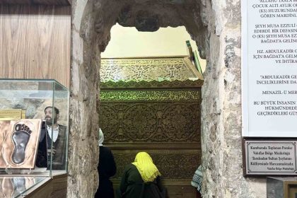 sultan-seyhmus-turbesi-ve-medresesi-binlerce-ziyaretciyi-agirliyor