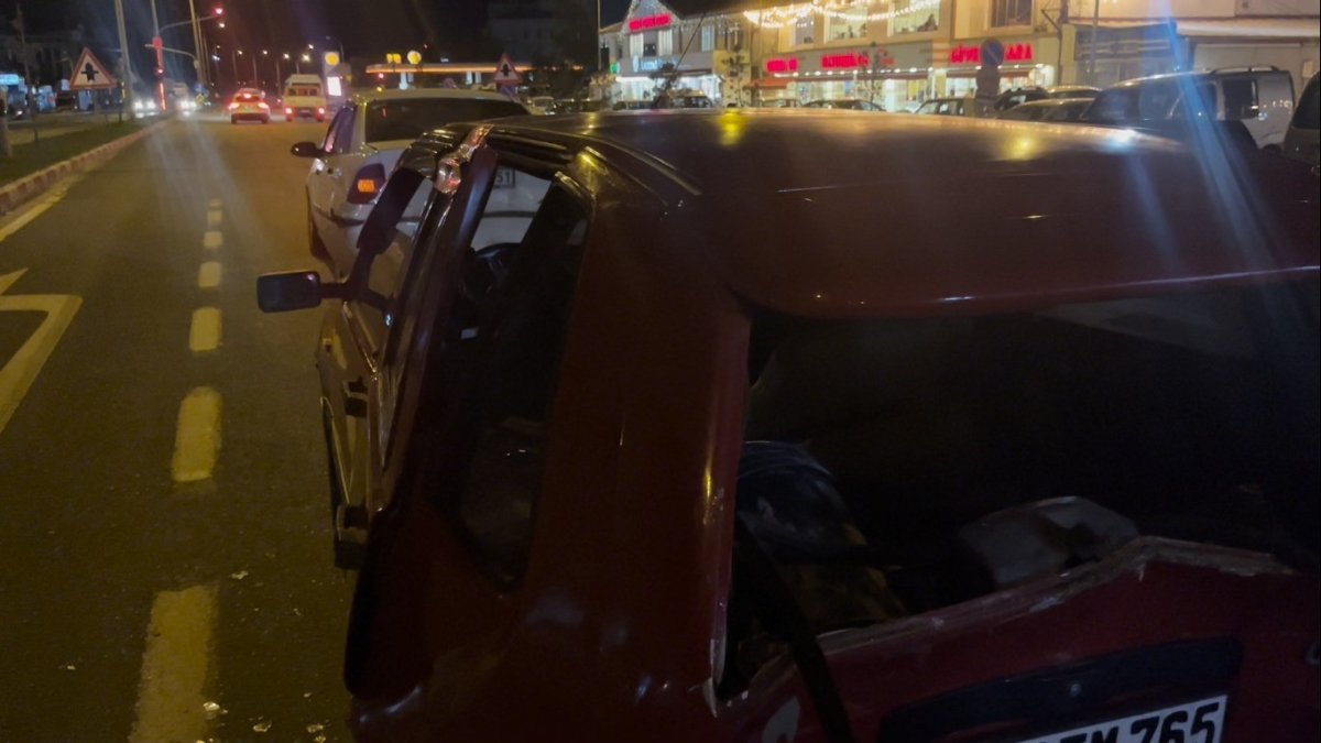 tavsanlida-4-aracin-karistigi-zincirleme-kaza-kamerada