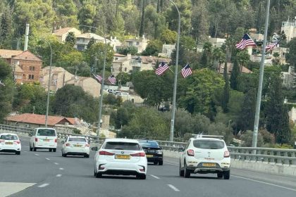 tel-avivden-kuduse-ziyaretcileri-abd-bayraklari-karsiliyor