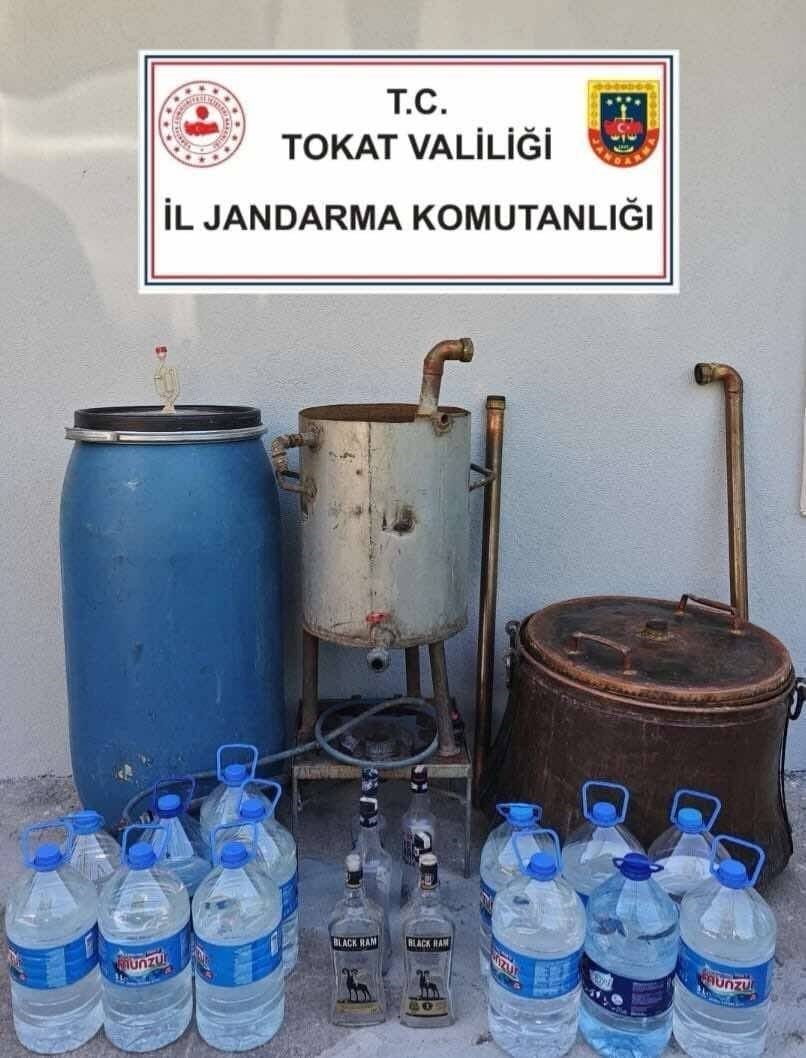 tokatta-2-ayda-292-litre-kacak-icki-ele-gecirildi