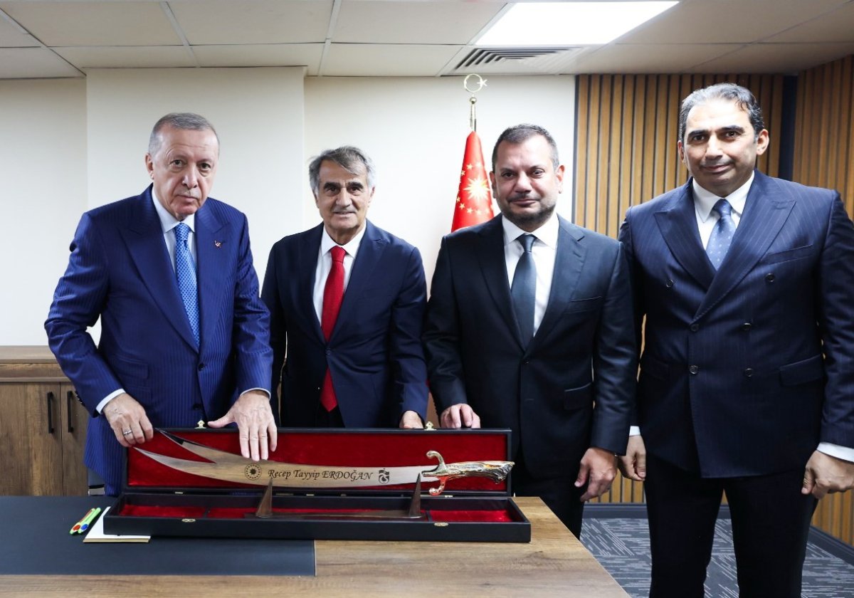 trabzonspordan-cumhurbaskani-erdogana-surmene-kilici-hediyesi