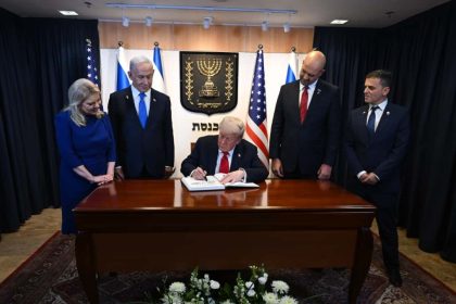 trump-israil-meclisinde-ziyaretci-defterini-imzaladi-onemli-ve-guzel-bir-gun-yeni-bir-baslangic