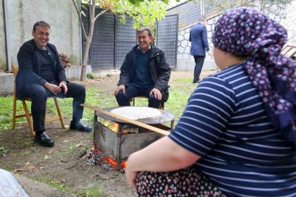 vali-sozer-kuplu-koyunde-vatandaslarla-bir-araya-geldi