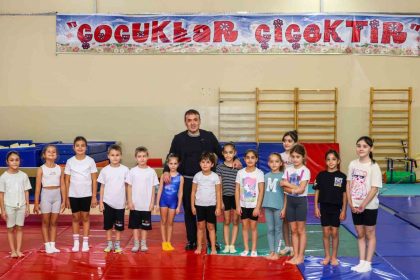 vali-sozer-minik-jimnastikcilerin-heyecanina-ortak-oldu