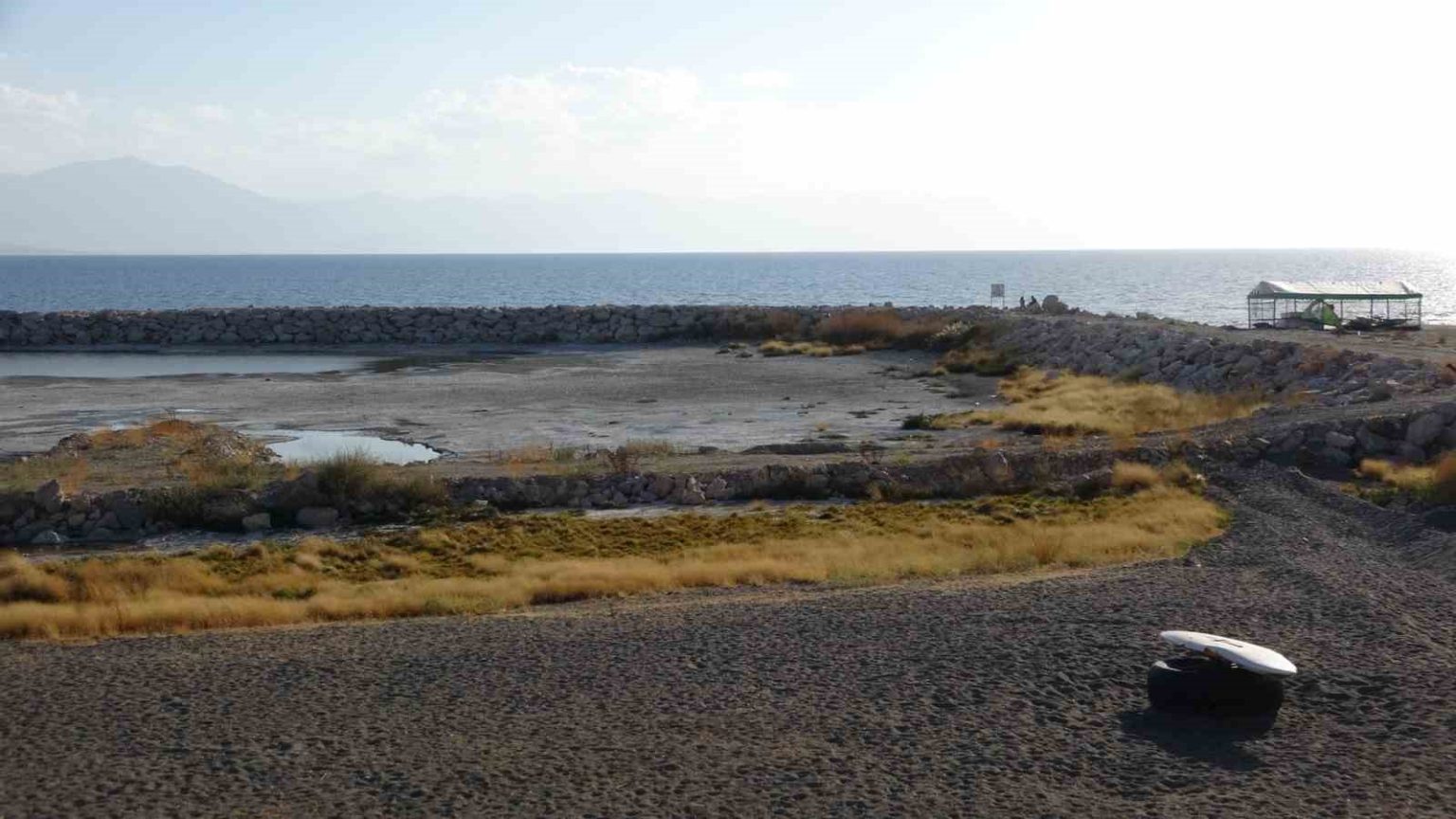 van-golu-alarm-veriyor-3-kilometreye-ulasan-cekilme-golun-seklini-degistirdi