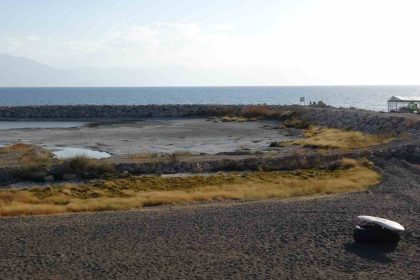 van-golu-alarm-veriyor-3-kilometreye-ulasan-cekilme-golun-seklini-degistirdi