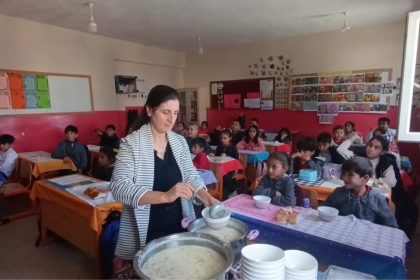 vanda-corba-gunu-etkinligi-veliler-pisiriyor-ogrenciler-tadiyor