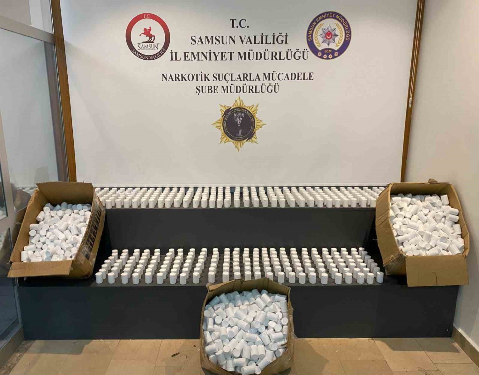 yatak-odasina-istiflenmis-103-bin-adet-uyusturucu-hap-ele-gecti