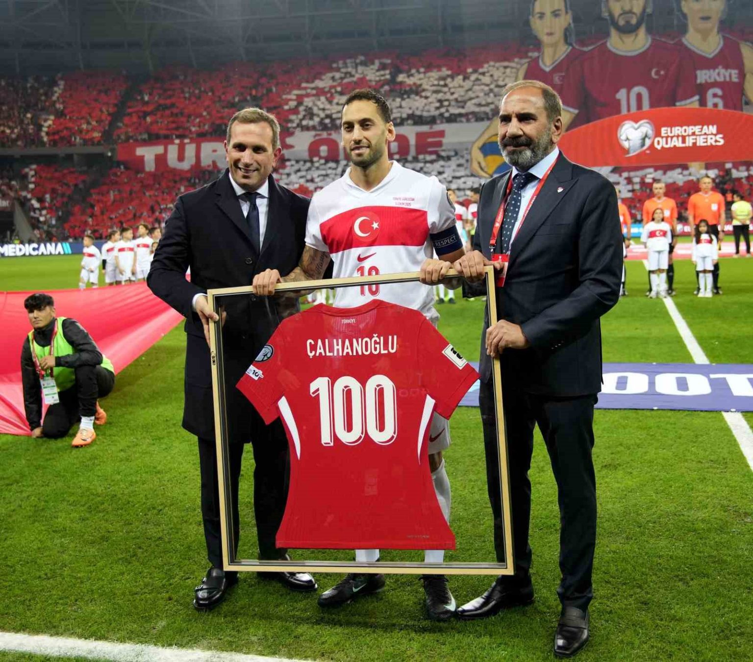 a-milli-takimda-100-macina-cikan-hakan-calhanogluna-plaket