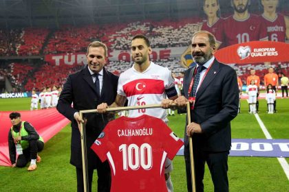 a-milli-takimda-100-macina-cikan-hakan-calhanogluna-plaket