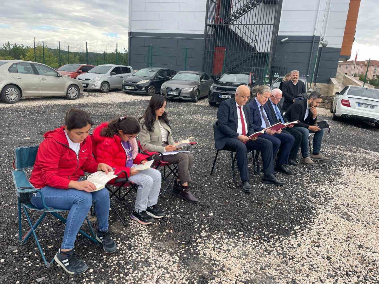 alaplida-agac-golgesinde-kitap-okuma-etkinligi