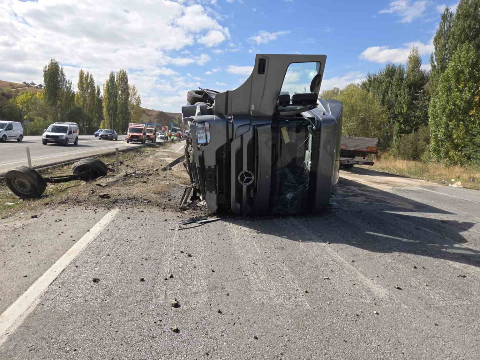 ankarada-karsi-seride-gecen-tir-otomobile-carpti-2si-agir-4-yarali