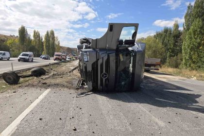 ankarada-karsi-seride-gecen-tir-otomobile-carpti-2si-agir-4-yarali