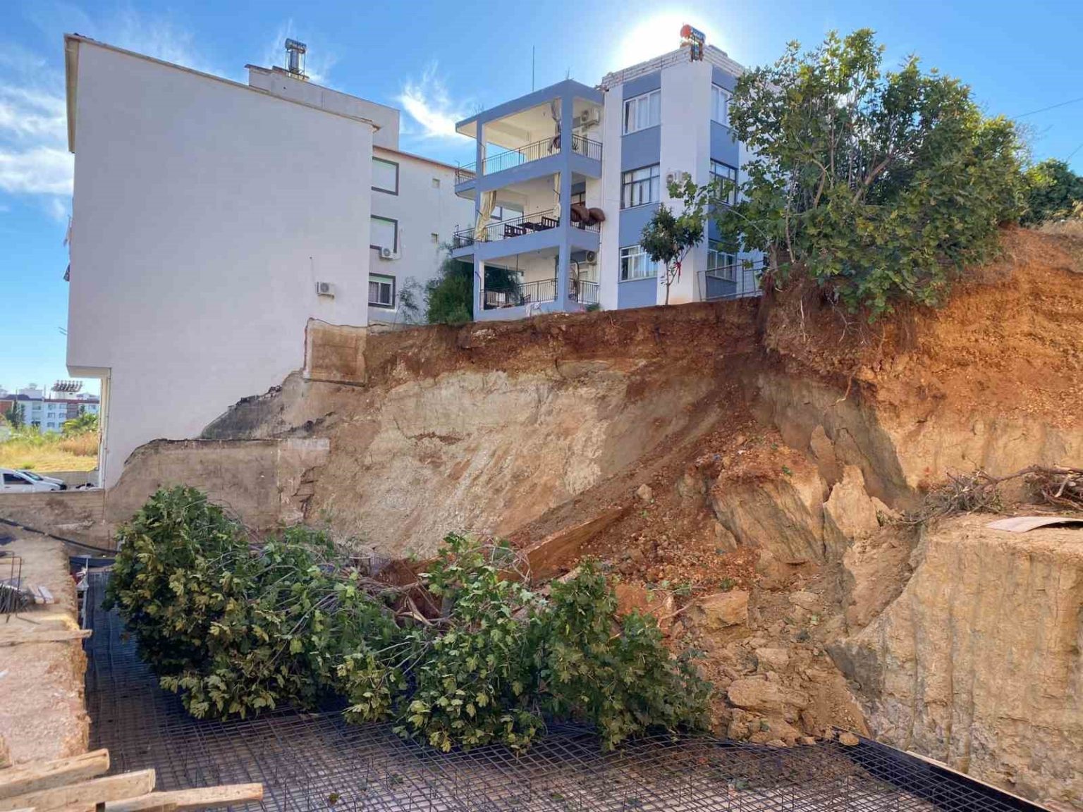 antalyada-bir-evi-tahliye-ettiren-insaat-temelinde-ikinci-toprak-kaymasi