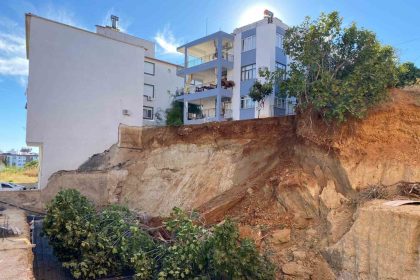 antalyada-bir-evi-tahliye-ettiren-insaat-temelinde-ikinci-toprak-kaymasi