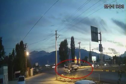 antalyada-hafif-ticari-aracla-otomobil-carpisti-4-yarali