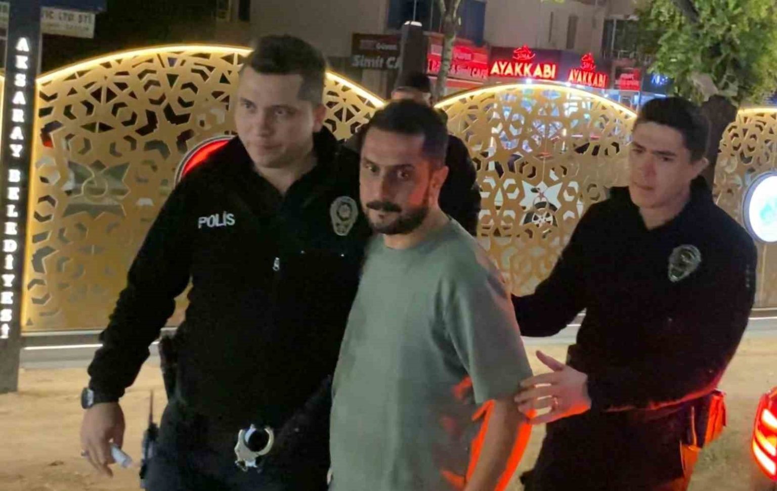 ayakta-bile-durmakta-gucluk-ceken-alkollu-surucu-onunde-giden-araca-carpti