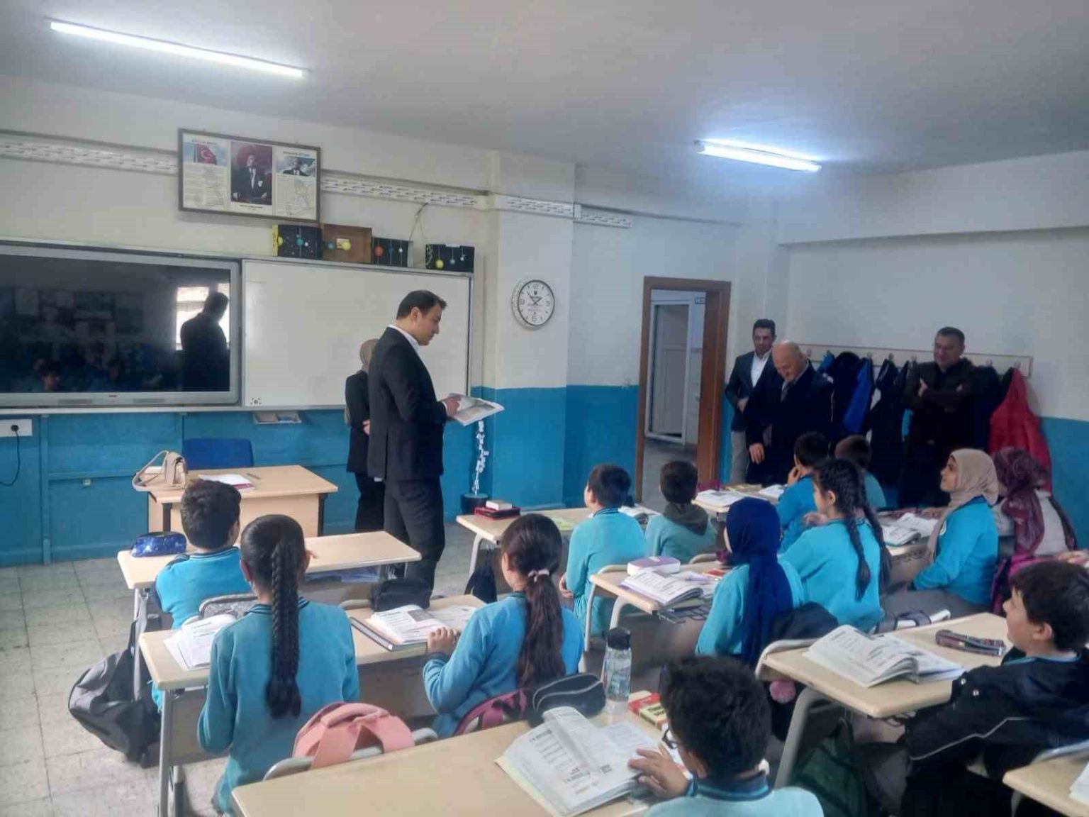 aydintepe-kaymakami-bayram-ogrencilerle-derslere-katildi