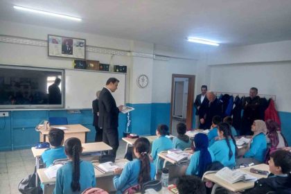 aydintepe-kaymakami-bayram-ogrencilerle-derslere-katildi