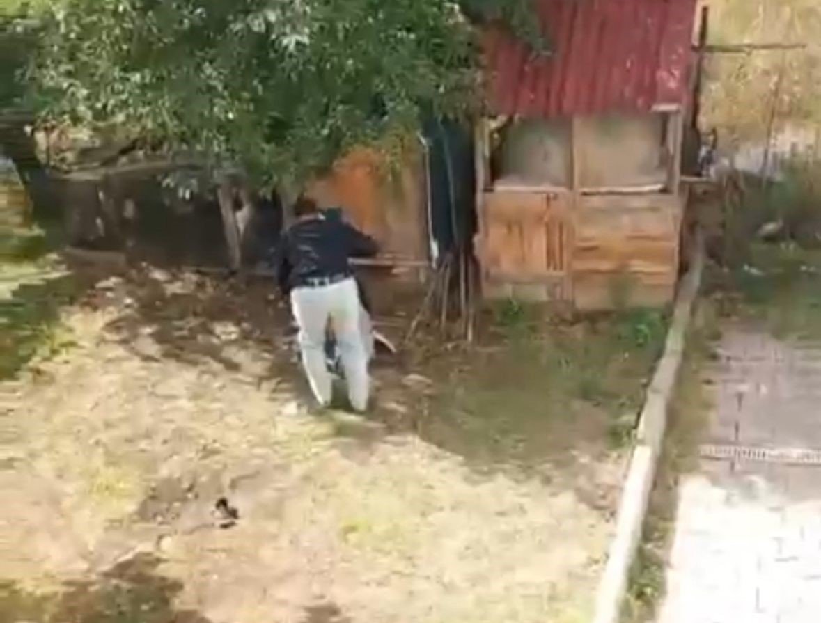 boluda-bir-sahis-annesini-ve-kiz-kardesini-darbetti