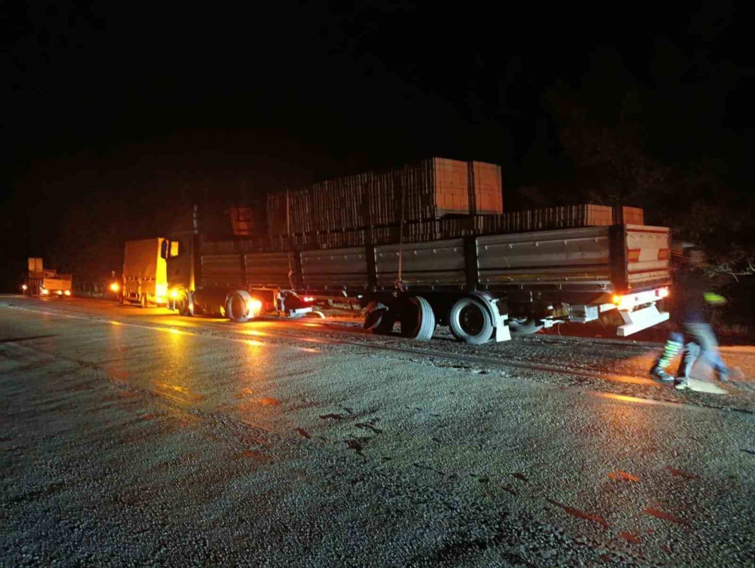 burdurda-otomobil-ile-tir-carpisti-1-olu-2-yarali