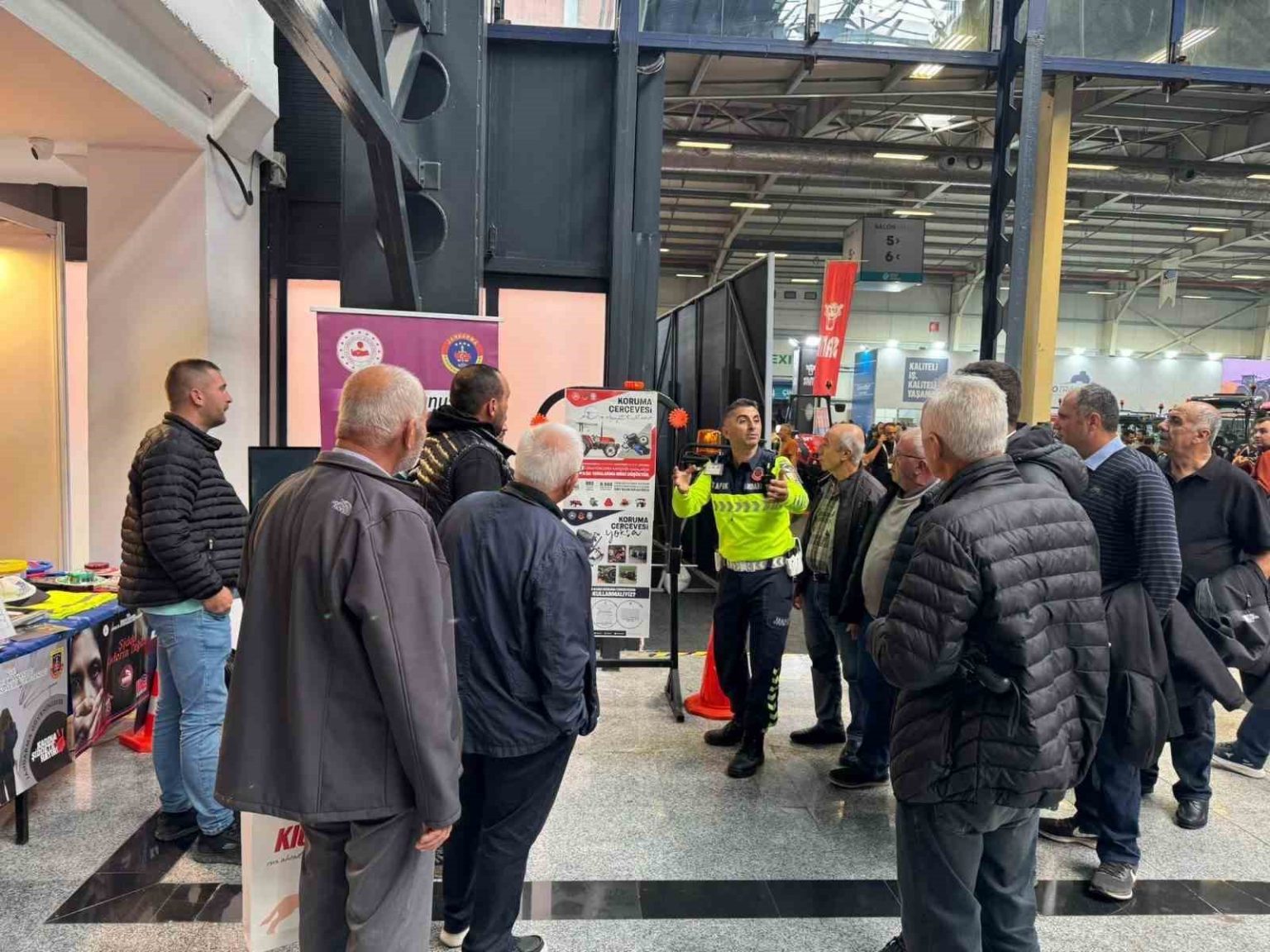 bursa-tarim-ve-hayvancilik-fuarinda-jandarmadan-traktor-suruculerine-trafik-egitimi