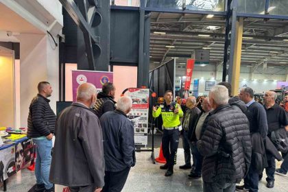 bursa-tarim-ve-hayvancilik-fuarinda-jandarmadan-traktor-suruculerine-trafik-egitimi