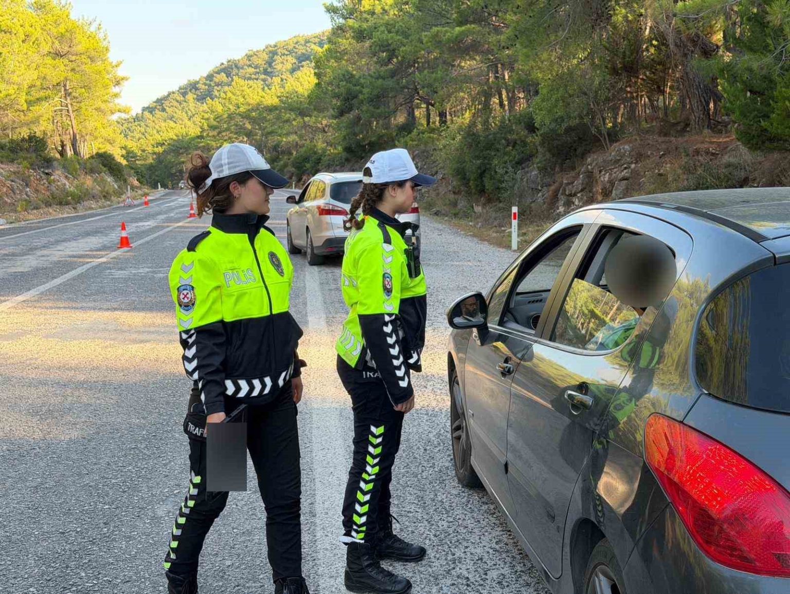 cesme-izmir-eski-yolunun-trafik-guvenligi-kadin-polis-memurlarina-emanet