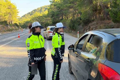 cesme-izmir-eski-yolunun-trafik-guvenligi-kadin-polis-memurlarina-emanet