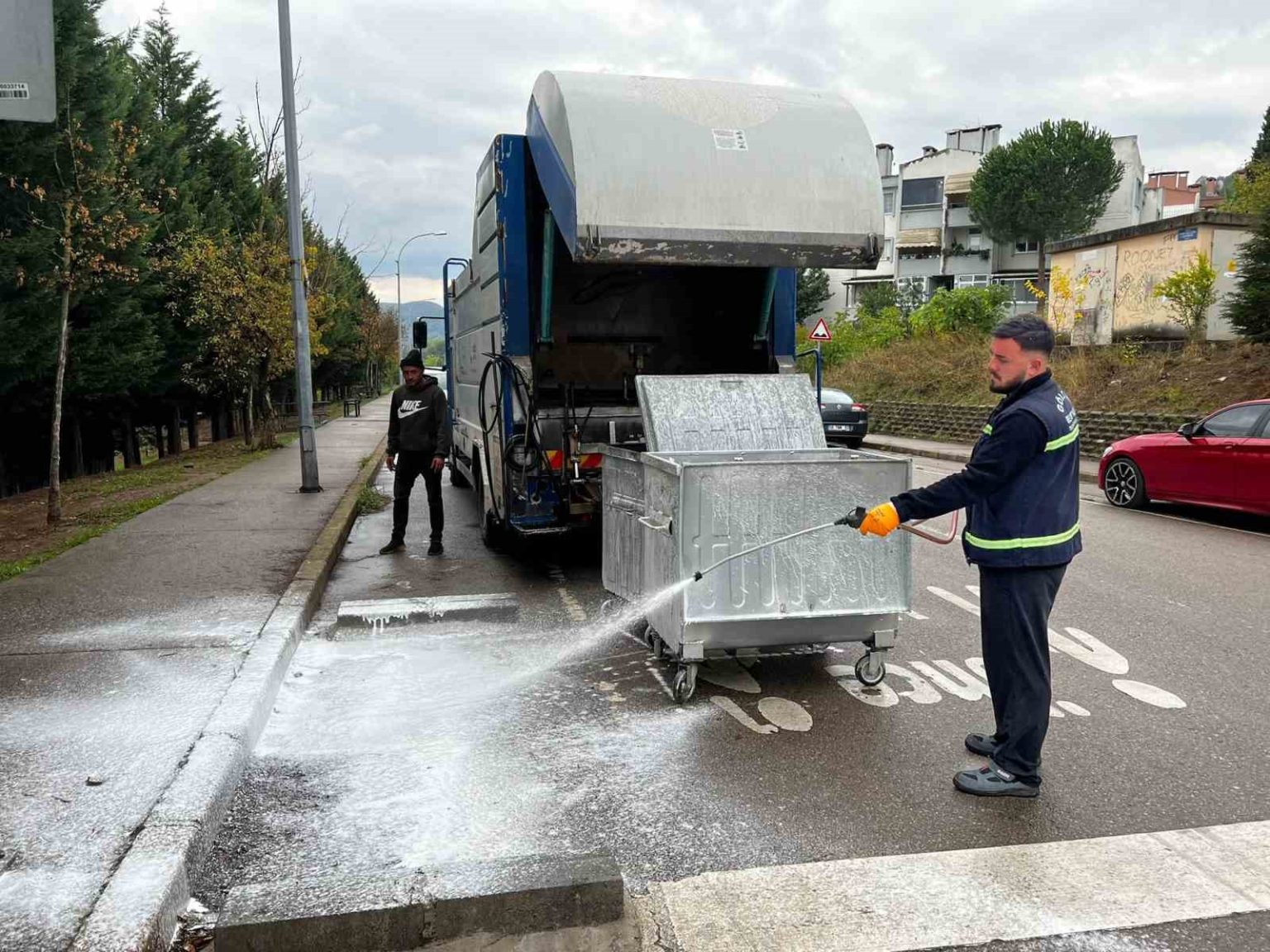 cop-konteynerler-yikanarak-dezenfekte-ediliyor