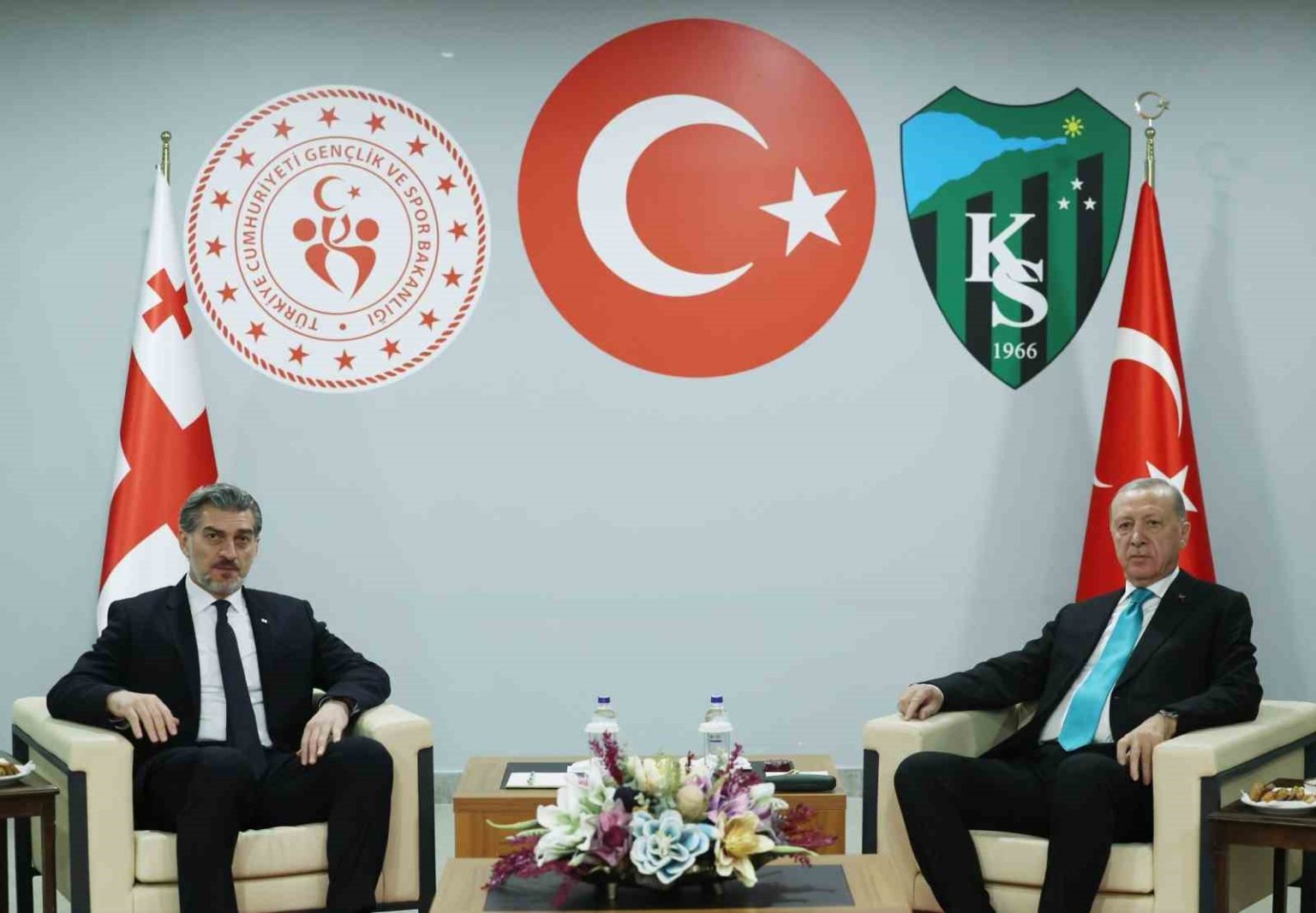 cumhurbaskani-erdogan-gurcistan-cumhurbaskani-kavelasvili-ile-bir-araya-geldi