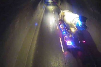 cumhurbaskani-erdoganin-rizede-konvoyunun-gececegi-tunelde-trafik-polisleri-olasi-kazayi-onledi