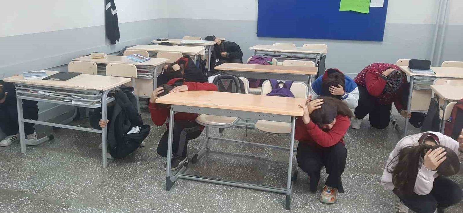 denizlide-afetler-ve-dayaniklilik-ayi-etkinlikleri-kapsaminda-okullarda-es-zamanli-tatbikat-yapildi