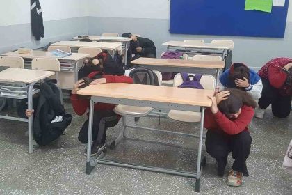 denizlide-afetler-ve-dayaniklilik-ayi-etkinlikleri-kapsaminda-okullarda-es-zamanli-tatbikat-yapildi