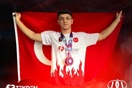 denizlili-arda-kick-boksta-dunya-3-su-oldu