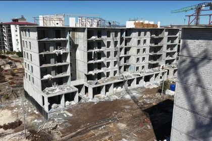 depremin-yiktigi-osmaniye-kent-merkezinde-afet-konutlari-yukseliyor