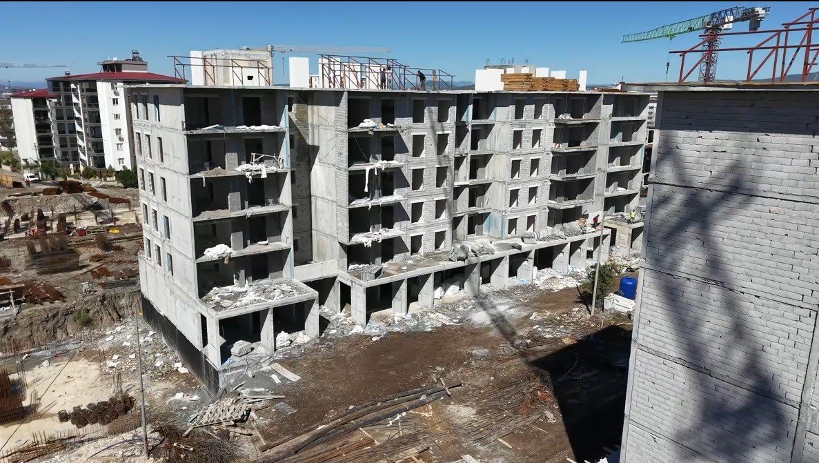 depremin-yiktigi-osmaniye-kent-merkezinde-afet-konutlari-yukseliyor