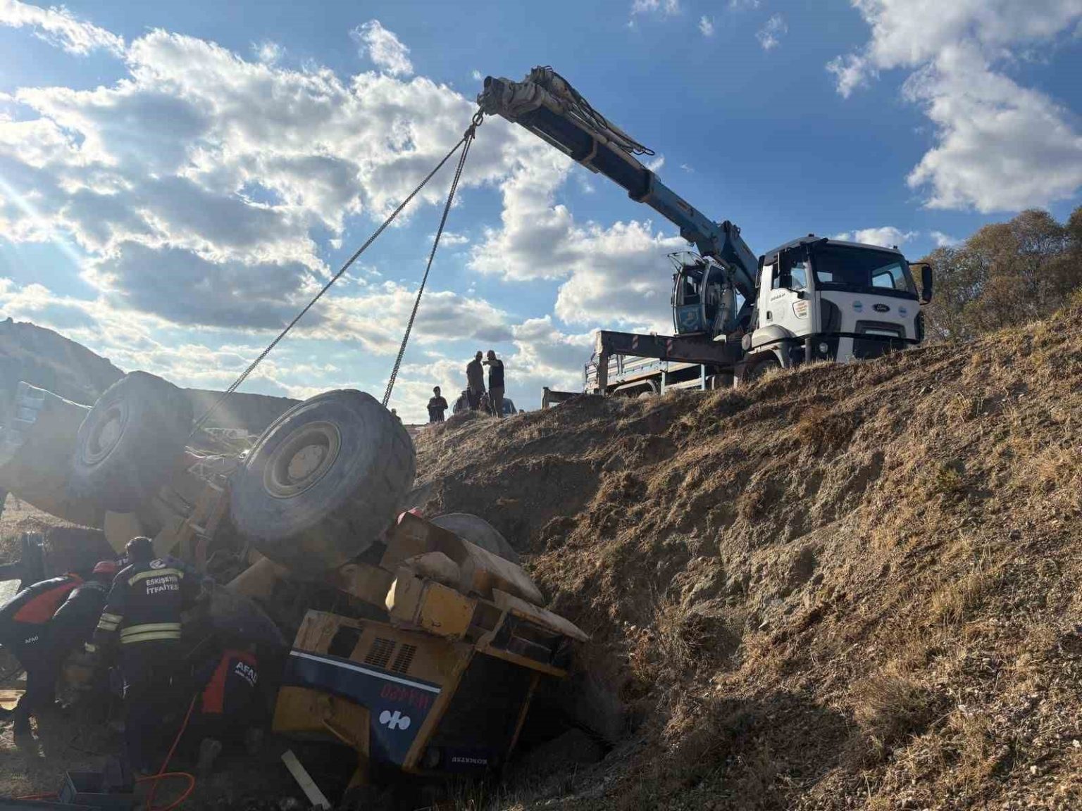 devrilen-is-makinesi-altinda-kalan-operator-kurtarildi