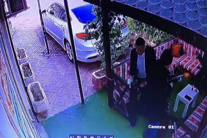 elazigda-gazeteci-kocaya-silahli-saldiri-ani-kameraya-yansidi