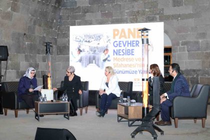 erude-gevher-nesibe-medrese-ve-sifahanesinin-gunumuze-yansimasi-paneli