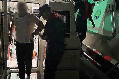 fethiyede-ticari-yatta-rahatsizlanan-vatandasa-sahil-guvenlikten-tibbi-tahliye