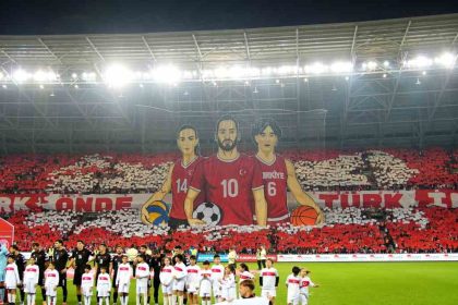filistinli-cocuklar-milli-futbolcularla-birlikte-seremoniye-cikti