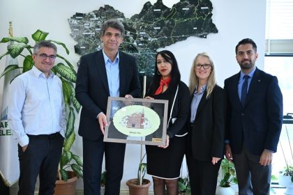 fransiz-belediye-baskan-yardimcisi-kartepede