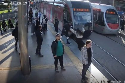 guvenlik-gorevlisi-genc-kizi-tramvayin-altinda-kalmaktan-son-anda-kurtardi-o-anlar-kameraya-yansidi