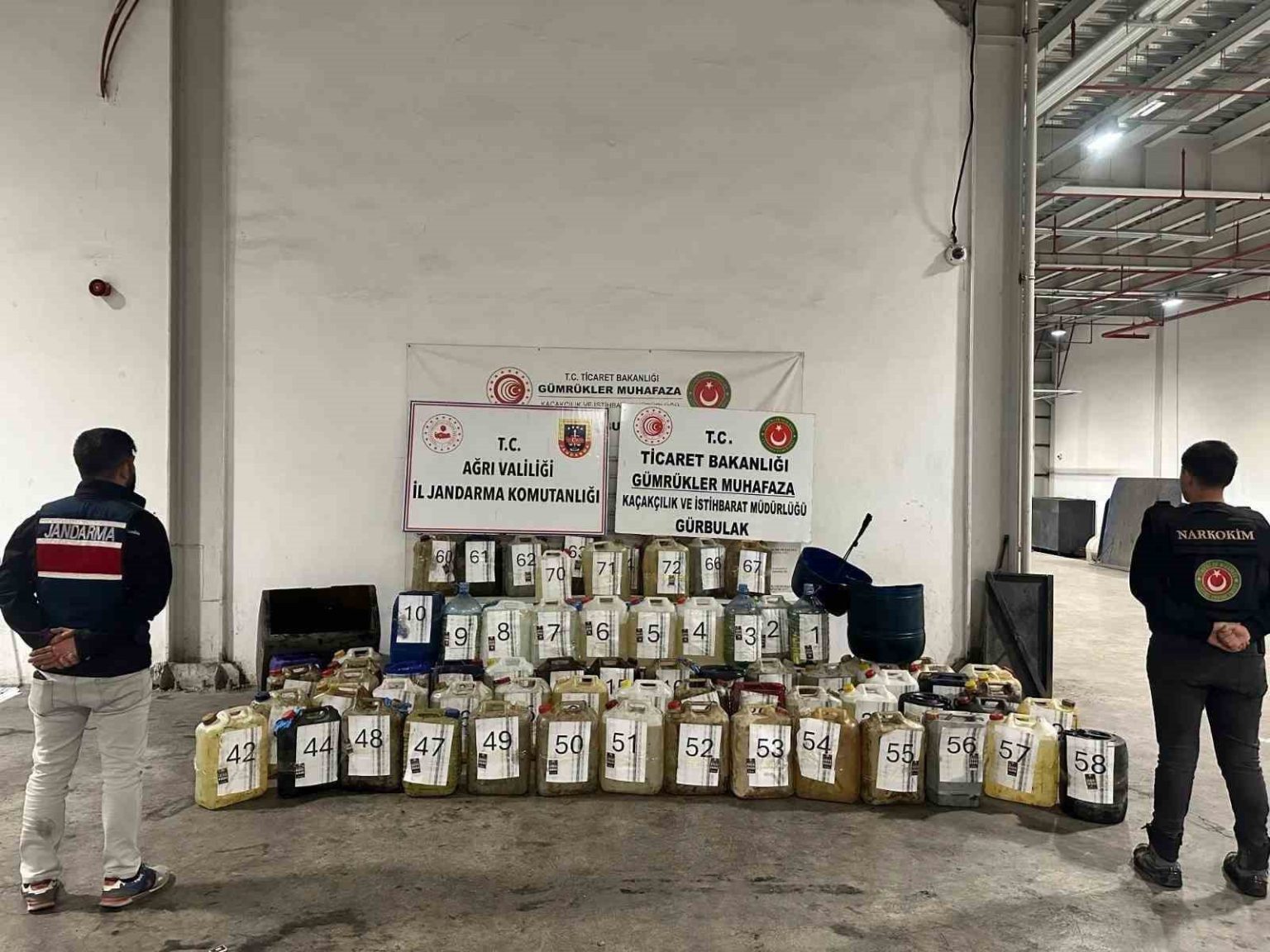 irandan-gelen-otobuste-1-ton-sivi-metamfetamin-ele-gecirildi