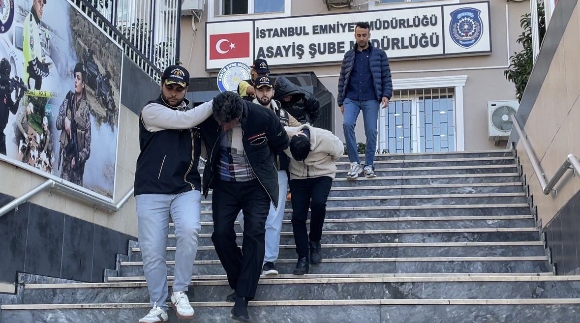 istanbulda-turistin-parasini-tirnakcilik-yontemiyle-caldilar