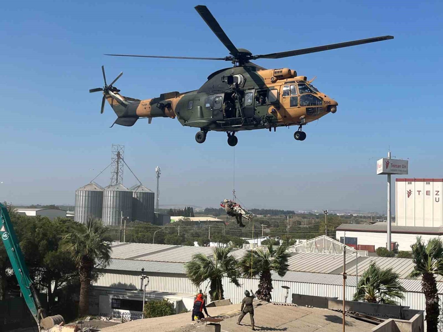 izmirde-6-6-buyuklugunde-depreme-helikopterle-mudahale-tatbikati-gerceklestirildi