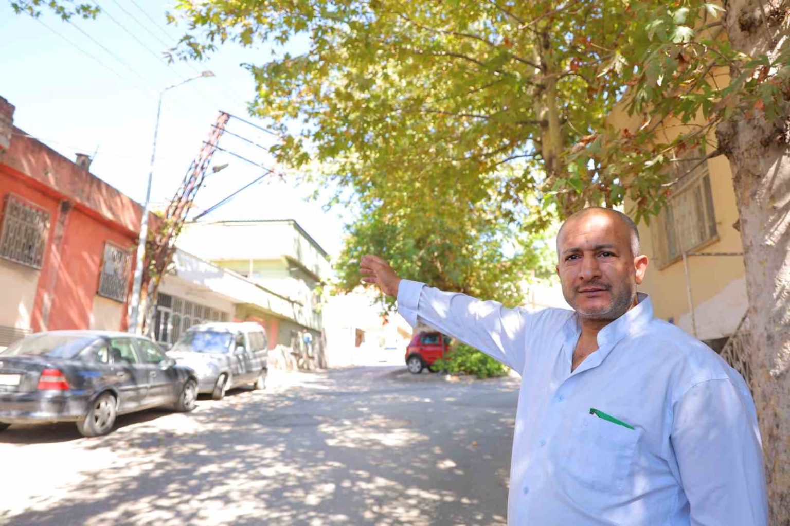 kahramanmarasta-kamyonun-carptigi-elektrik-diregi-aylardir-egik-halde-duruyor