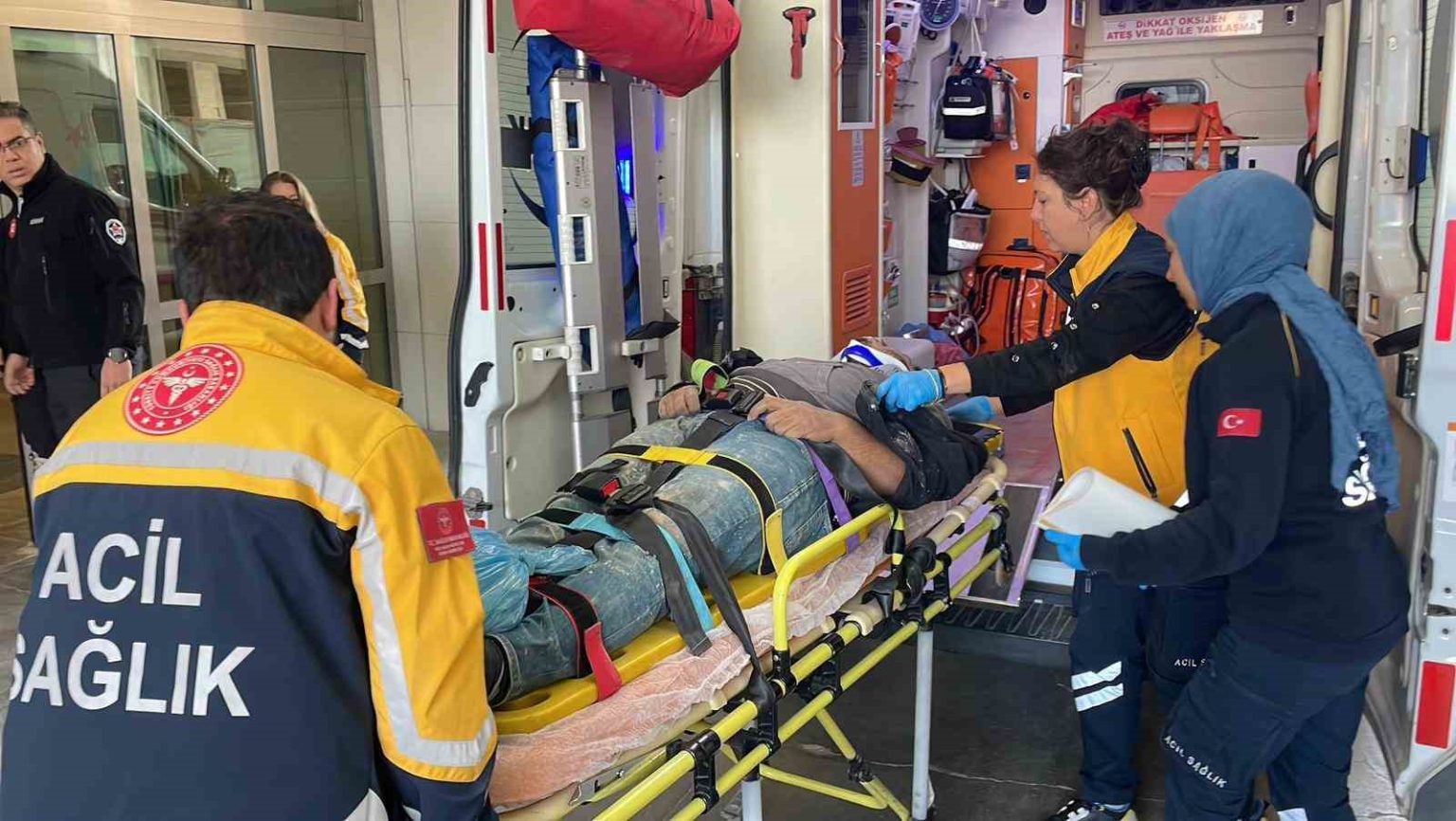 karamanda-calistigi-insaattan-dusen-isci-yaralandi